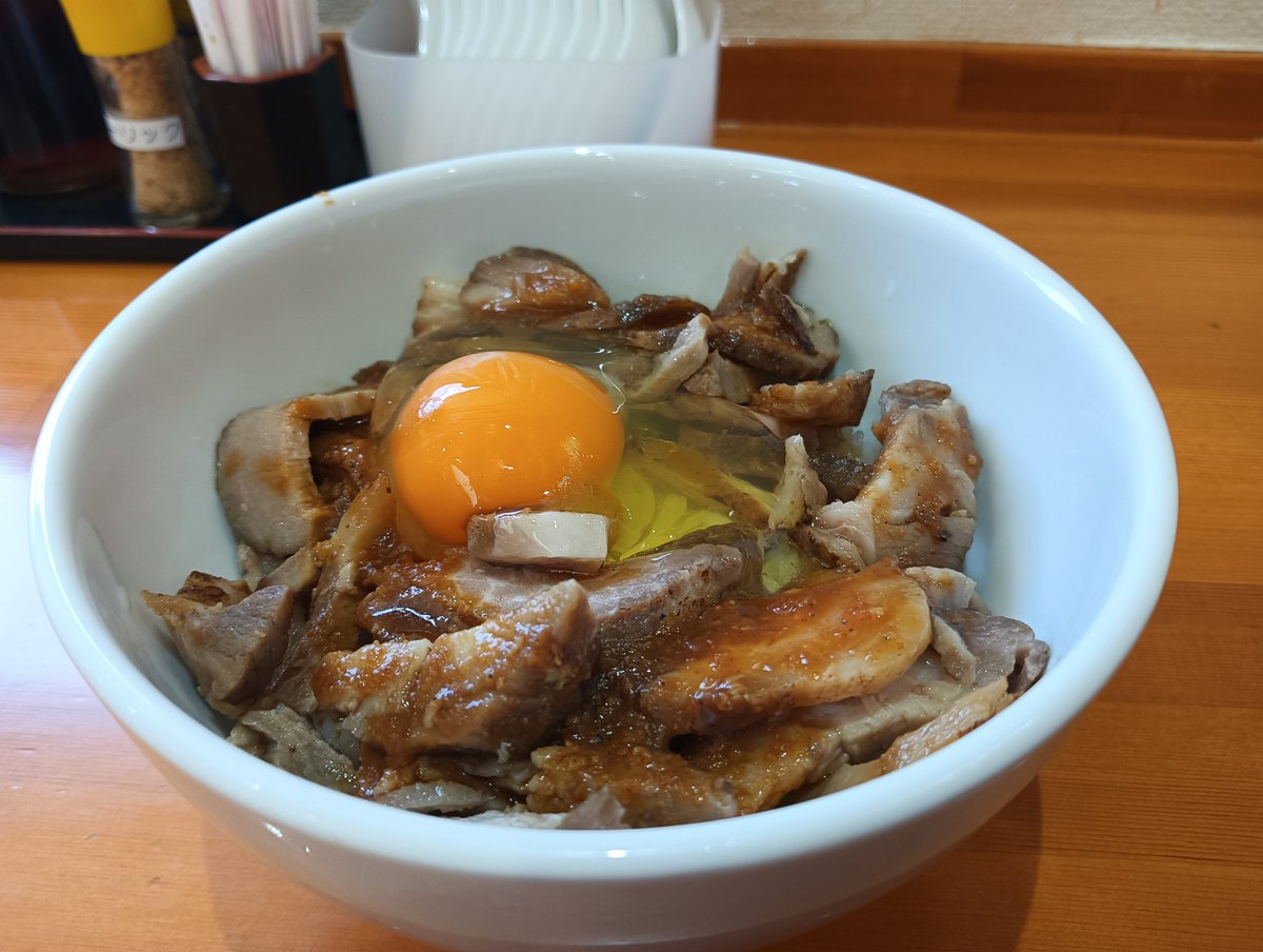 BBC46143058's tweet photo. 2025ろはん47杯目
限定 白菜ぶたあんかけタンメン＆燻製チャーシュー丼

今週の限定はかず農園シリーズ。毎回野菜が激ウマで期待大。
優しくもニンニク香る塩スープに炒め白菜が期待通り美味。
タンメンに地味な印象あったけど、実力派で実に美味い。
初の燻製チャーシュー丼も超Good👍

#拉麺ろはん https://t.co/q0sCQEO9dL