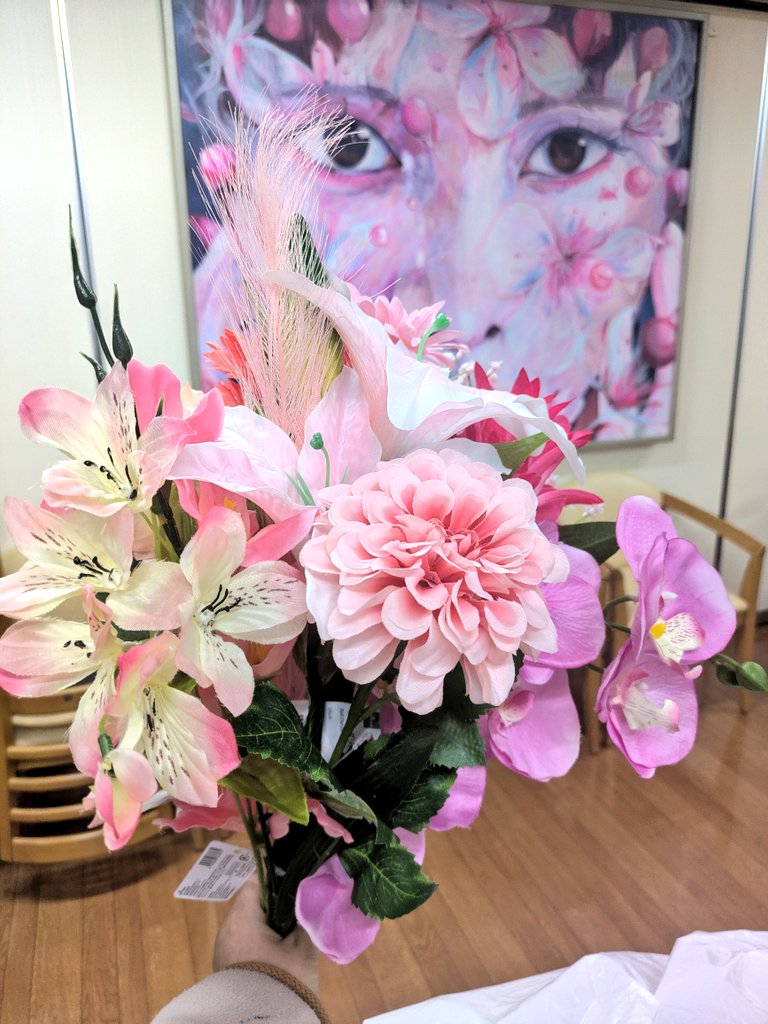 学校には出没しないけど、
花はたくさん買いました。
（後ろの絵も私作です）