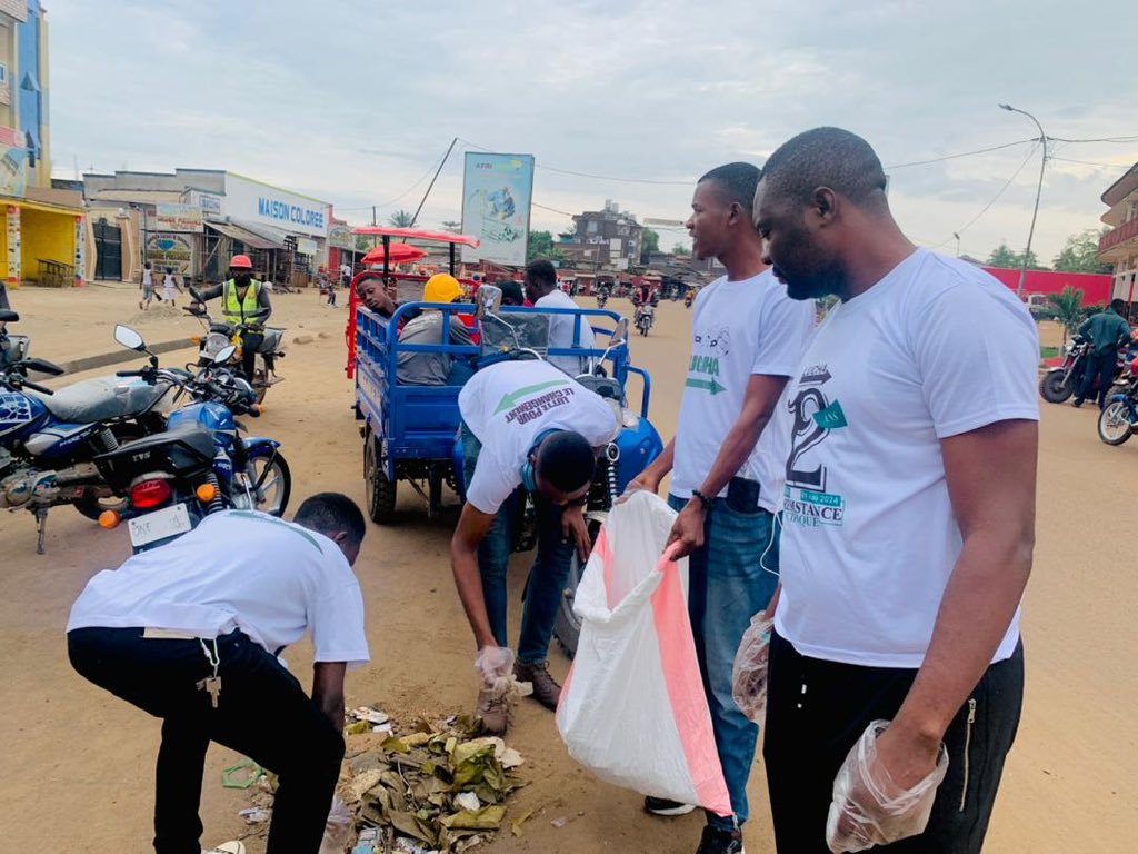 #Kisangani
Ce samedi,nous avons de nouveau ramassé les déchets plastiques dans les artères principales du centre ville. 
Ceci pour sensibiliser les populations sur le devoir d’eco-citoyenneté , et les autorités sur leur responsabilité dans le maintien de la salubrité publique.