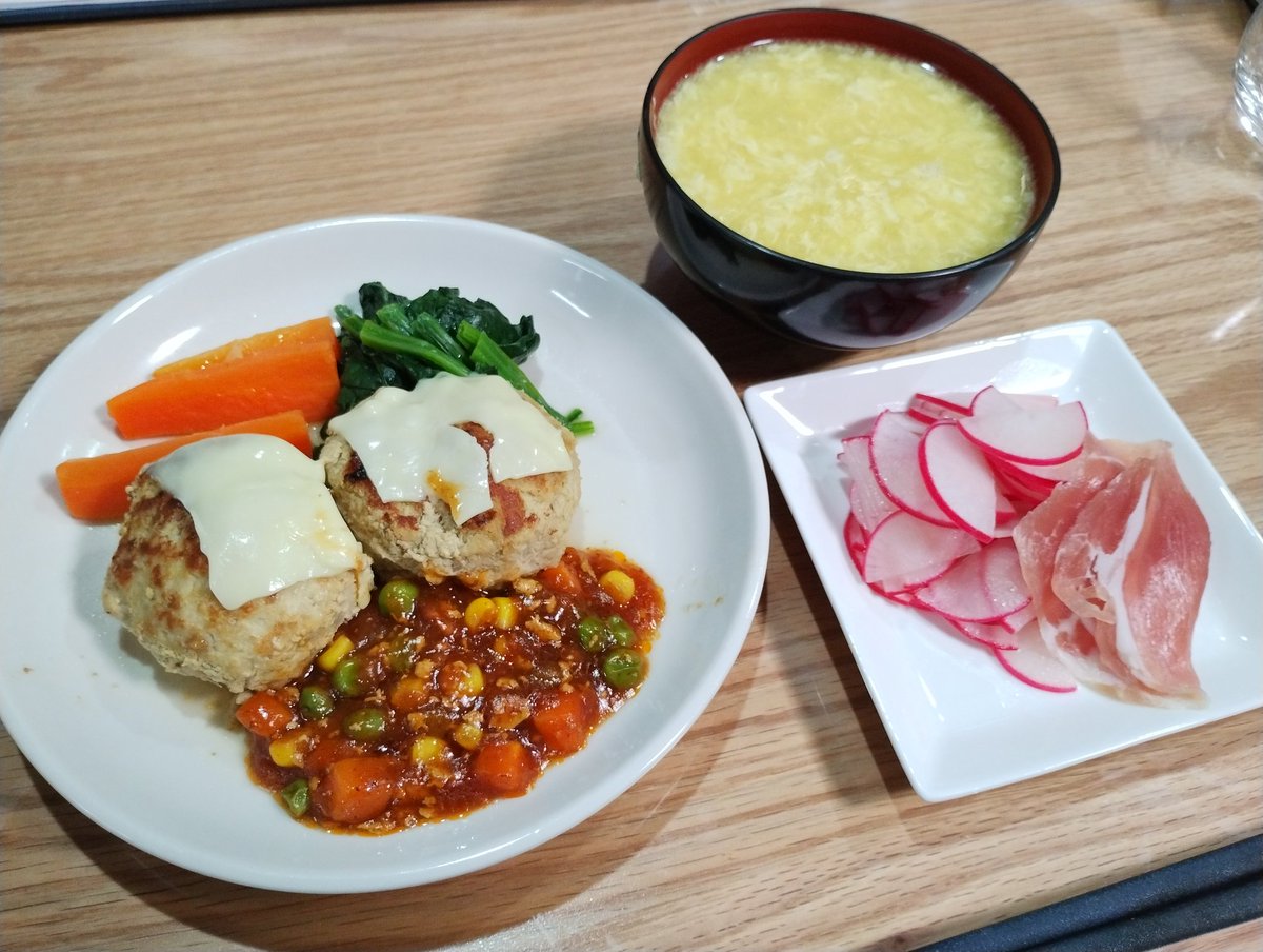今日は、ポークハンバーグでした。

粟米湯、レディサラダのマリネ、付け合せは、人参とほうれん草です。
 #おうちごはん