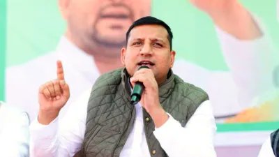 बिहार चुनाव में RJD के करारी हार के बाद लालू यादव परिवार में फूट पड़नी शुरू हो गई है।

लालू यादव की बेटी रोहिणी आचार्य ने एक पोस्ट के माध्यम से X पर परिवार से नाता तोड़ने की बात कही है।

तेजस्वी यादव के बेहद करीबी और राज्यसभा सांसद संजय यादव का जिक्र करते हुए उन्होंने लिखा कि,

"