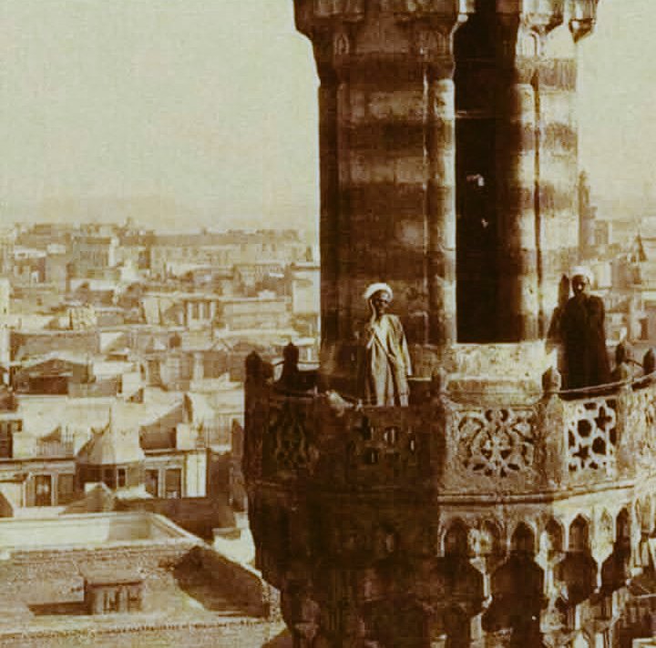من التقاليد القديمة بمصر المحروسة..
أن يكون المؤذن ضرير حتي لا يضطلع علي عورات المنازل لانه يصعد للماذنة وطبعا بتكون عالية جدا صورة لمؤذني جامع الازهر ١٨٩٩م