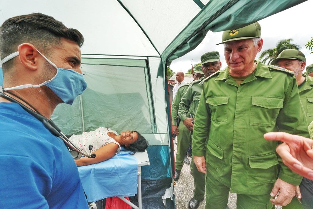 🗣️| <a href="/DiazCanelB/">Miguel Díaz-Canel Bermúdez</a> dialogó con autoridades del <a href="/MINSAPCuba/">Ministerio de Salud Pública de Cuba</a> y médicos que se encargan de la atención en el Hospital de campaña en Rio Cauto, y conoció de la aceptación que ha tenido este centro en el municipio, donde se han atendido más de 50 personas a diario. #Cuba