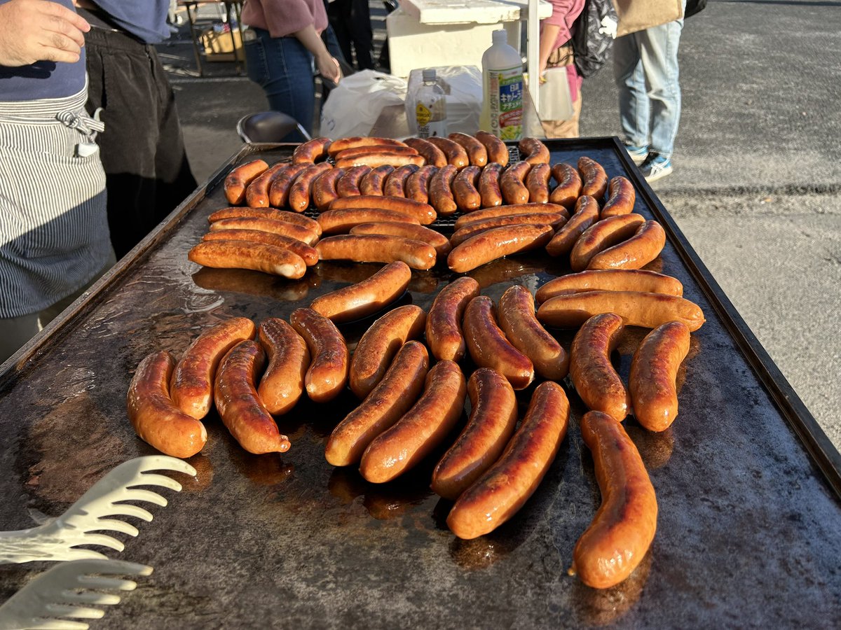 tanakatakeshi's tweet image. 【おやじの会】

知立小学校おやじの会さんのイベントにお邪魔させていただきました。

今日はお昼を食べる時間がなかったので、このフランクフルトはたまらなくありがたいです。

ごちそうさまでした…。

#質実剛健
#田中健
#未来共創
#地域密着