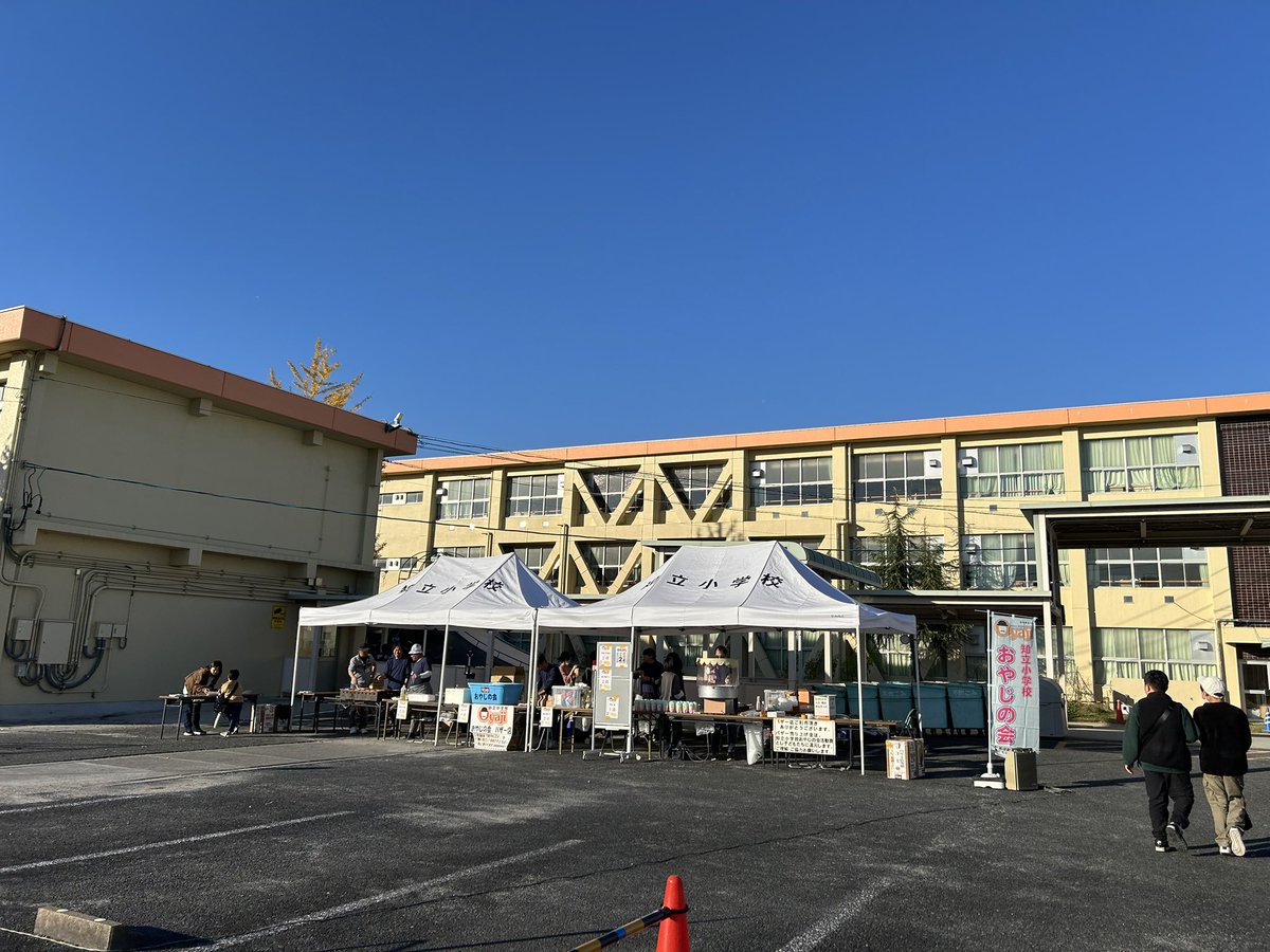 tanakatakeshi's tweet image. 【おやじの会】

知立小学校おやじの会さんのイベントにお邪魔させていただきました。

今日はお昼を食べる時間がなかったので、このフランクフルトはたまらなくありがたいです。

ごちそうさまでした…。

#質実剛健
#田中健
#未来共創
#地域密着