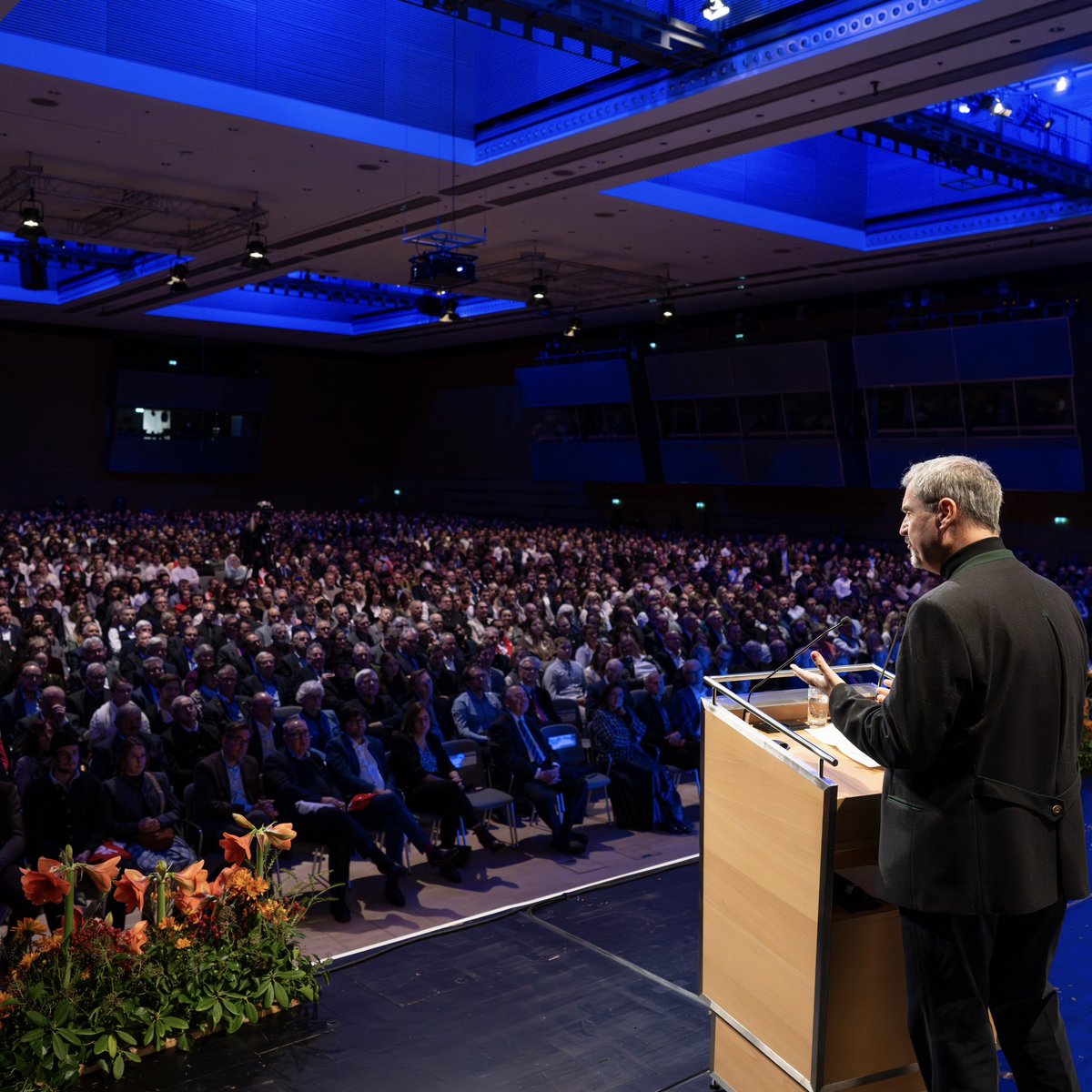 Der Meisterbrief ist Ausdruck von Verstand, Einsatz und eigener Hände Arbeit. Die größte Meisterfeier Bayerns der #Handwerkskammer für München und Oberbayern würdigt heute diese großartige Leistung. Herzlichen Glückwunsch an 1500 neue Meisterinnen und #Meister! Das Handwerk ist