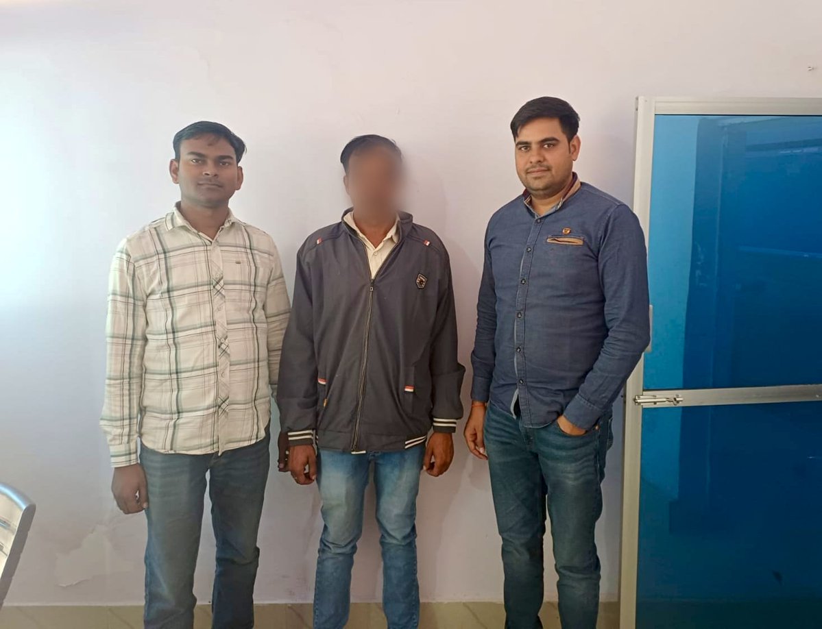 lalitpurpolice's tweet image. #SPLalitpur @IPSMdMustaque के निर्देशन में साइबर हेल्प डेस्क टीम, कोतवाली ललितपुर द्वारा ऑनलाइन धोखाधड़ी से फ्राड हुई कुल ₹ 40,000/- रुपये की सम्पूर्ण धनराशि वापस कराकर पीड़ित के चेहरे पर लौटाई मुस्कान ।

#lalitpurpolice #CyberHelpDesk #CyberAwareness #GoodWorkPolice