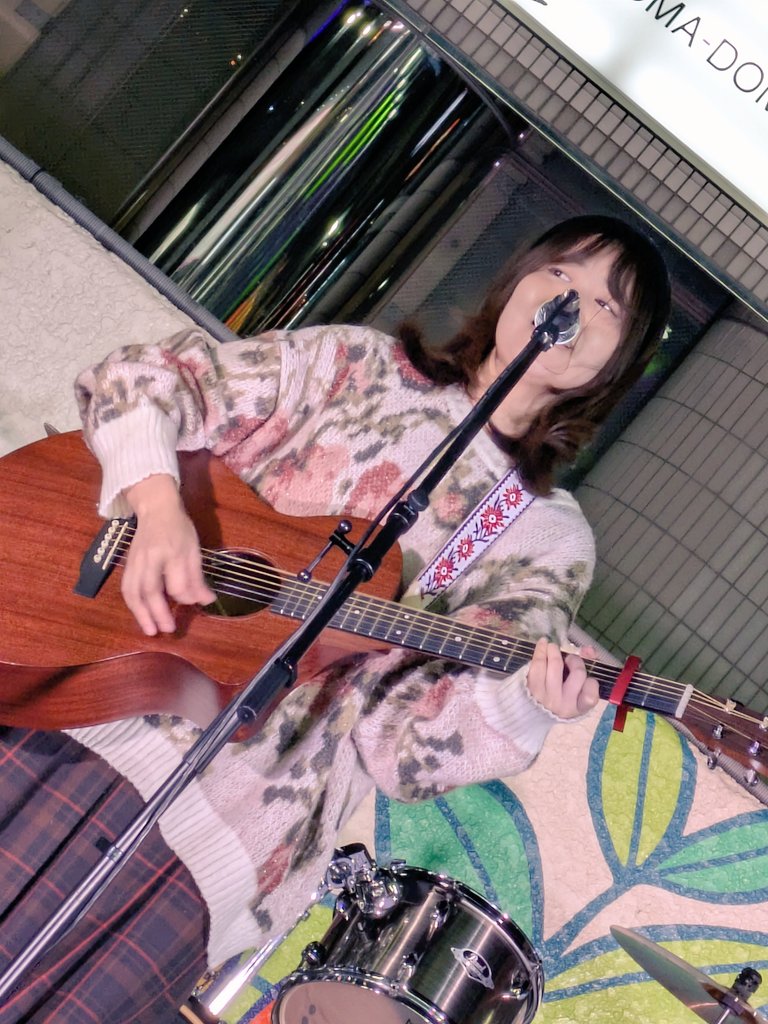 bmN4qV3TIJstY1c's tweet image. 20251115 @横浜リバーサイド  #柳本しほり #CMAP
横浜のお祭りにピッタリの柳本しほりちゃんの気合いの入った癖ソングを堪能しました！
完全アウェーの中での嬉しいお知らせも意外と集まってたファンには嬉しい限り😊
蕁麻疹に負けずに頑張れ～☺️

二十歳の私へ
歩きタバコ
Godbwye 
永遠の蝉