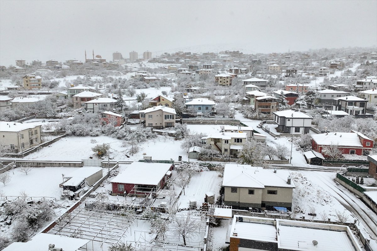 Kayseri'nin yüksek kesimlerinde kar yağışı etkili oldu.