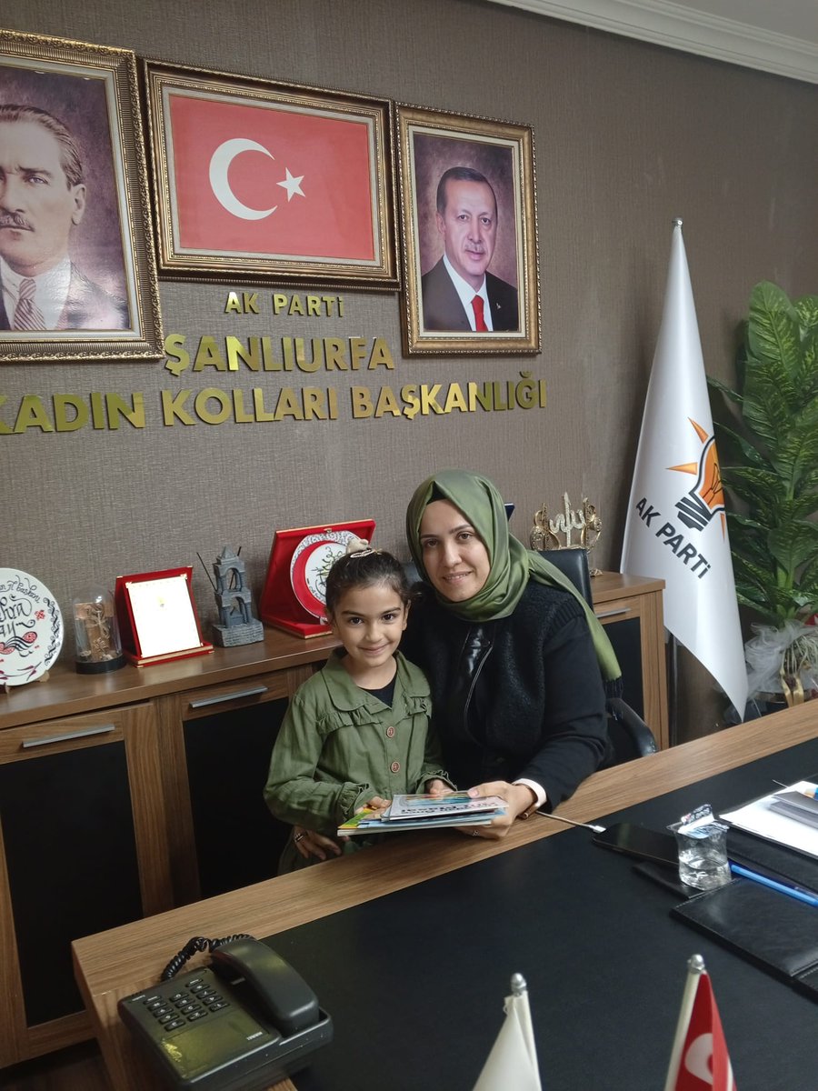 İl Kadın Kolları Başkanımız <a href="/ZehraAy063/">Zehra AY</a> 'ı minik kızımız Ecrin  ziyaret ederek köy okullarımız için kendi  kitaplarını hediye etti.

 Çocuklarımızın geleceğine ışık tutan bu anlamlı destek için teşekkürler.

 #KadınKolları #EğitimeDestek #KöyOkulları

<a href="/RTErdogan/">Recep Tayyip Erdoğan</a>
 <a href="/Akparti/">AK Parti</a>