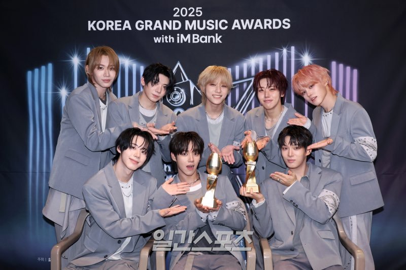 ahofnews's tweet photo. [📰] AHOF, IS Rookie award!

🔗: https://t.co/CJKQjff4VD…

AHOF KGMA SHOWCASE
#AHOFxKGMA2025 #KGMA2025 
#아홉_코리아그랜드뮤직어워즈 https://t.co/VSacNFlMtP
