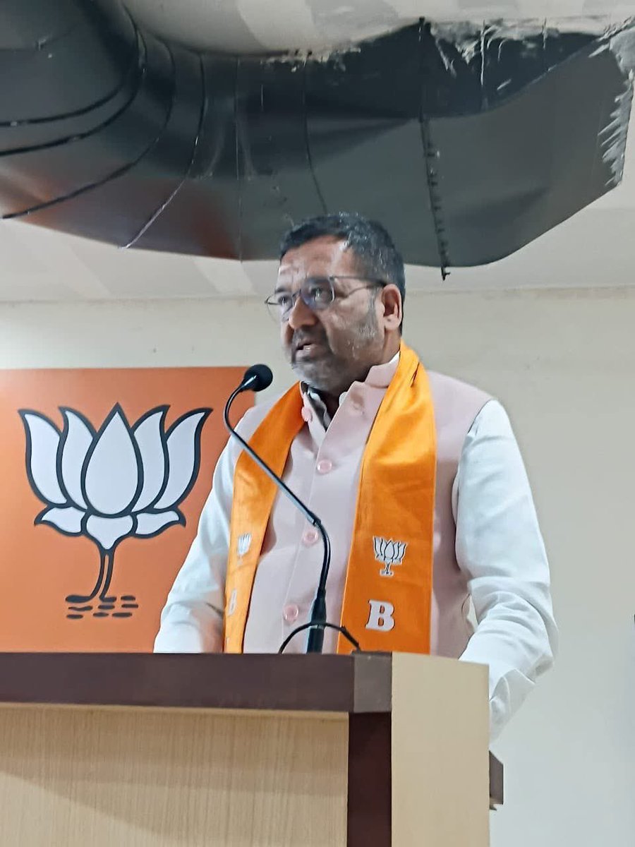 "જન જાતિ ગૌરવ દિવસ" અંતર્ગત આણંદ જિલ્લા કાર્યાલય ખાતે ભગવાન બીરસા મુંડા ના જીવન સંઘર્ષ અને બલિદાન પર વક્તવ્ય આપ્યું....🆎
જિલ્લા અધ્યક્ષ સંજય પટેલ અને સાંસદ શ્રી મિતેષ પટેલ હાજર રહ્યા.