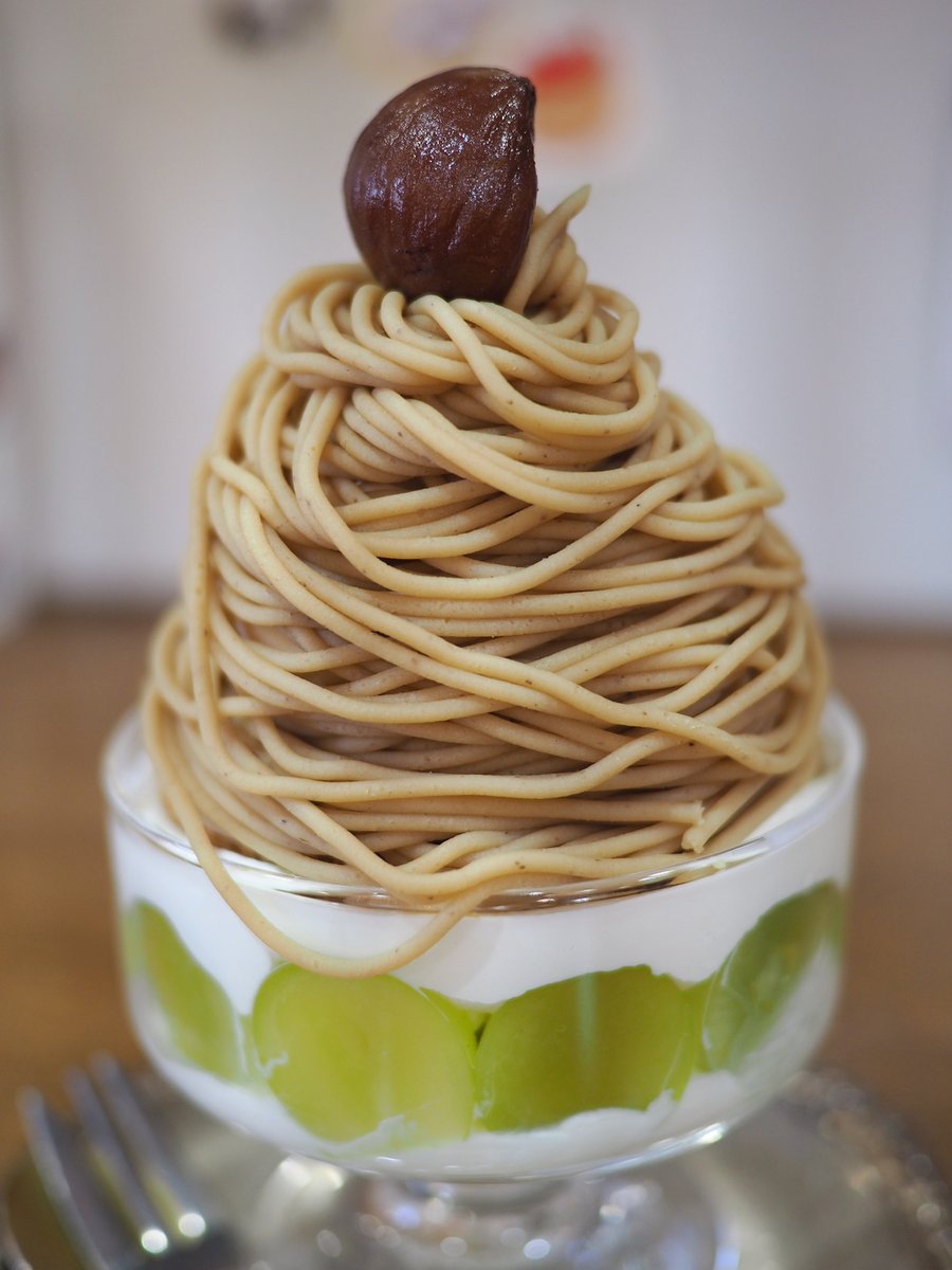 c_a_t_o_l's tweet image. 高田馬場のリスカフェにて「シャインマスカットと和栗モンブランパフェ」
旗はリスが栗を持ってるバージョン