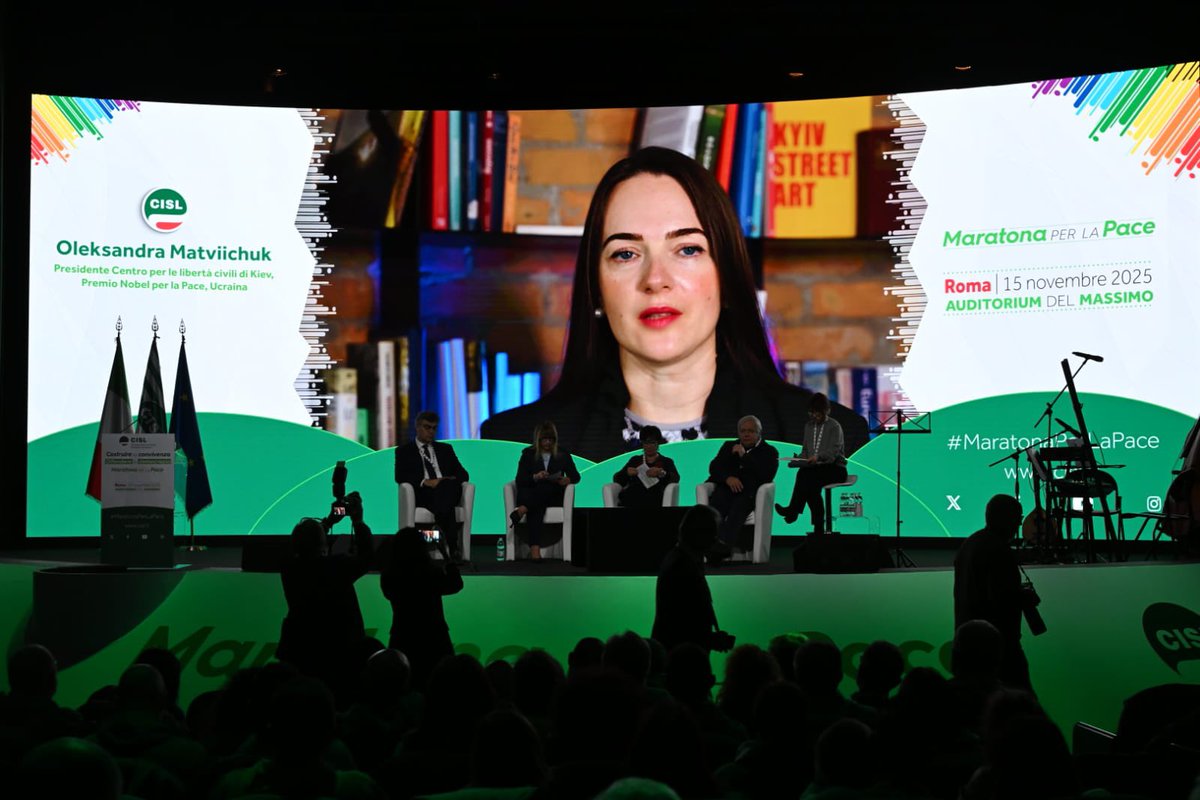 CislNazionale's tweet image. “In Ucraina stiamo combattendo non solo per noi stessi ma per la libertà di tutti perché solo la diffusione della libertà può rendere il nostro mondo più sicuro”: Oleksandra Matviichuk, Premio Nobel per la Pace 2022, all’Assemblea nazionale della #Cisl.
#MaratonaPerLaPace