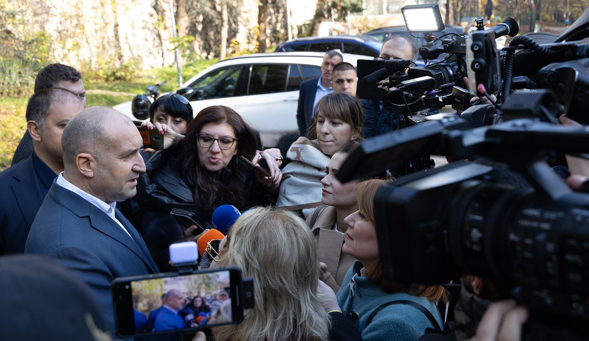 Героичните пози и демонстрации на супер постижения в дипломацията за получаването на дерогация за „Лукойл“ изглеждат нелепо. Беше пределно ясно, че лиценз ще има за всички европейски страни, защото САЩ е стратегически съюзник на Европа.