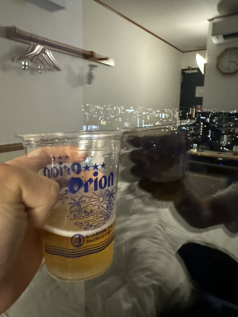 ゆいレールを見ながらオリオンビールを飲む