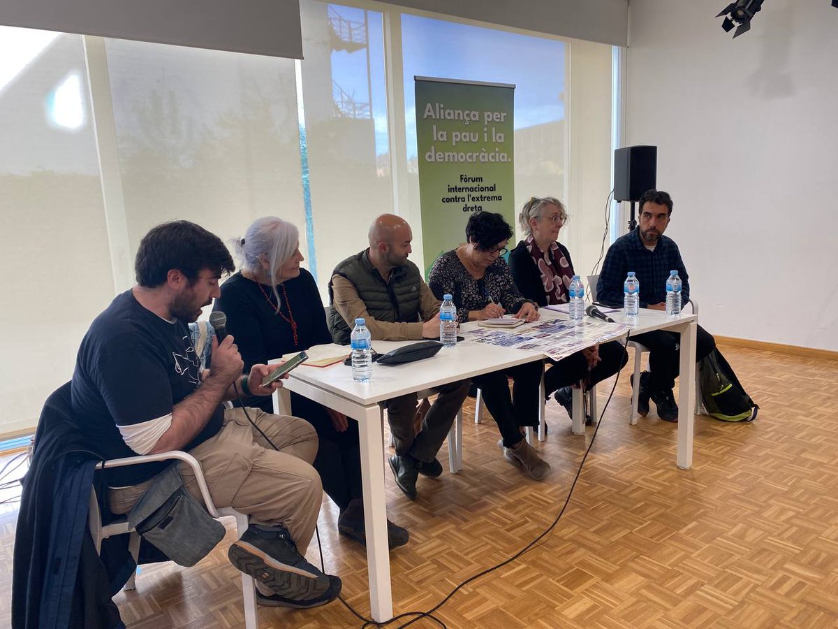 <a href="/RicardRibera/">Ricard Ribera Llorens</a> <a href="/europeanleft/">European Left</a> <a href="/transform_ntwrk/">transform! europe - SEE YOU ON 🦋 BLUESKY</a> <a href="/lurssia/">Lucía A.</a> <a href="/SofiLoGon/">R2-DSof 🇵🇸</a> <a href="/KPGraz/">KPÖ Graz</a> <a href="/EspacesMarx/">Espaces Marx</a> <a href="/Linksfraktion/">linksfraktion</a> <a href="/rosaluxglobal/">Rosa Luxemburg Foundation</a> 4️⃣ Comencem les sessions paral·leles!

💭 D'una banda, l'Ismael Benito modera "Veïnes, companyes i amigues: barris en lluita", que compta amb @iolandamaurici (UCFR), Rocío Vilaró Puy (<a href="/FAVBcn/">Favb</a>), Ricard Valentí (Rromanipe's),  <a href="/danivilaseca/">Dani Vilaseca</a> (Ripoll) i <a href="/mariadolorsa/">Dolors Sabater Puig</a> (Badalona).