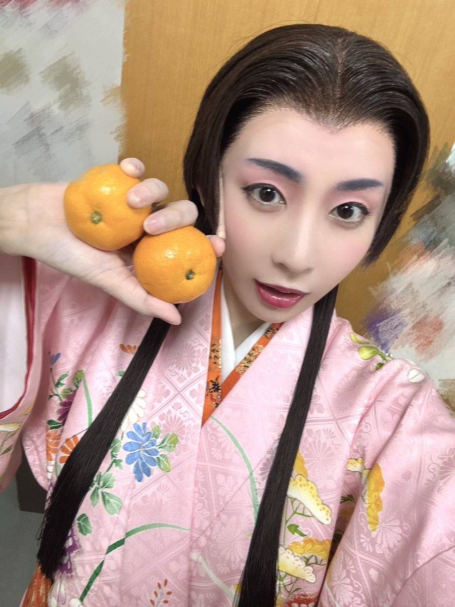 #戦国かーにばる 新歌舞伎座公演！

本日、中日でした🌸
東京公演の時も感じましたが、大阪公演も楽しすぎてあっという間の毎日です☺️

最近はぐっと冷え込んできたので、皆さんもビタミンを摂って、どうか体調には気をつけてくださいね✊
おみかんパワー！！🍊