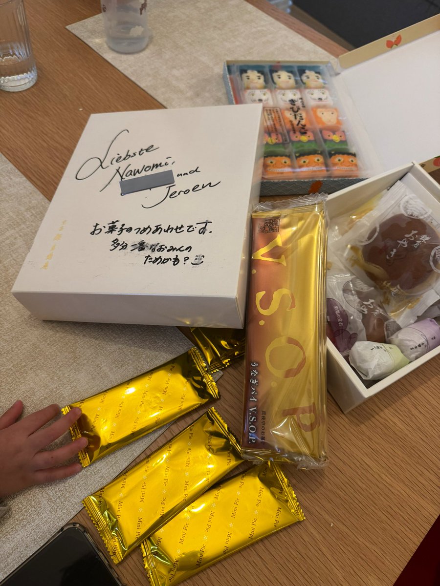 honefuki's tweet image. 昨日からまたトランペット男子たち（１６歳と１８歳）と私の友人＆夫の演奏パートナーであるピアニストが来て、さらにちょうどうちのオケのホルン契約団員の子も泊まっているので我が家は只今７人家族😎
昨夜はキムチ鍋にして大正解🙌
寒い時期の大人数は鍋🍲
食パンも成功🍞
お土産も美味しかったー🥹