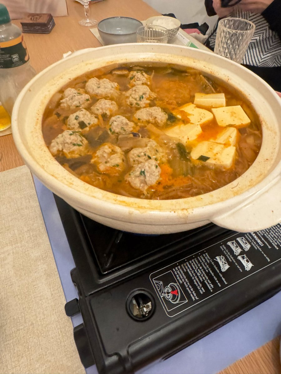 honefuki's tweet image. 昨日からまたトランペット男子たち（１６歳と１８歳）と私の友人＆夫の演奏パートナーであるピアニストが来て、さらにちょうどうちのオケのホルン契約団員の子も泊まっているので我が家は只今７人家族😎
昨夜はキムチ鍋にして大正解🙌
寒い時期の大人数は鍋🍲
食パンも成功🍞
お土産も美味しかったー🥹