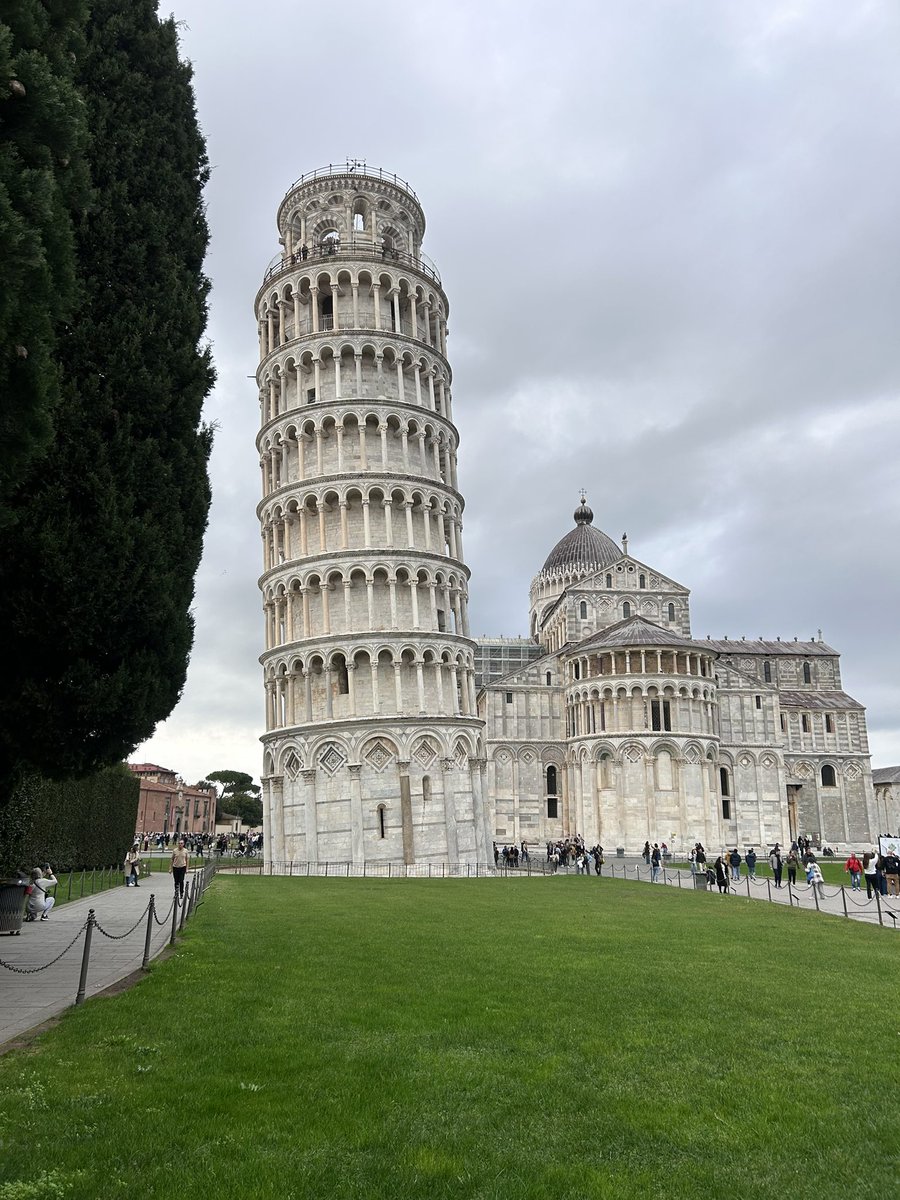 Pit stop in Pisa en route to Tirana 🇮🇹 

🇦🇱 🏴󠁧󠁢󠁥󠁮󠁧󠁿 🦁🦁🦁 

#followenglandaway