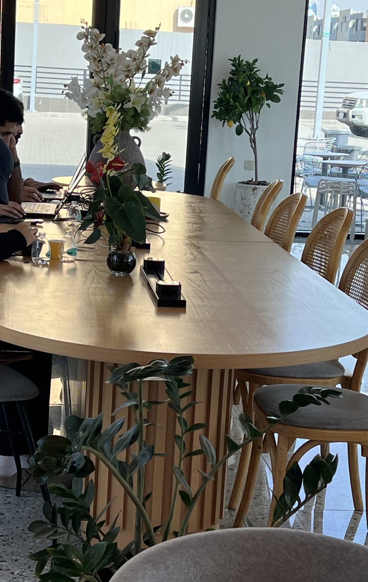 في كل حي بالسعودية تلقى مكتب مجاني بدون ما تدفع ريال…

مقاهي القهوة مختصة،

طاولة مرتّبة، فازة ورد تفتح النفس، وشباب شغّالين بكل هدوء وإنتاجية.
هذي المساحات صارت بيئة عمل حقيقية وراقية… أفضل من كثير مكاتب رسمية