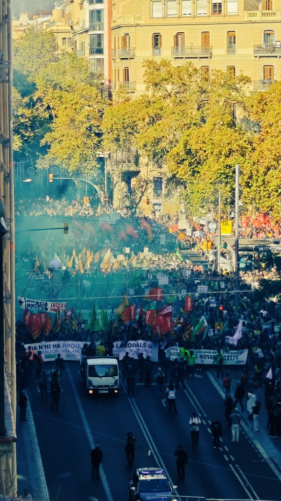 la_IAC's tweet image. Multitudinària manifestació per una educació de qualitat!

Ja n&apos;hi ha prou!
Millores laborals ja!

El personal educatiu no arriba a final de mes!
Per uns serveis públics de qualitat calen condicions laborals dignes!

#DignifiquemLaProfessio
#DignitatEducativa
#DignitatDocent