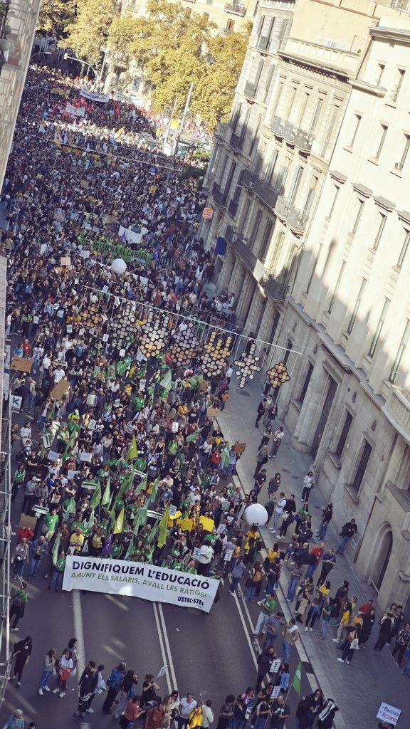 la_IAC's tweet image. Multitudinària manifestació per una educació de qualitat!

Ja n&apos;hi ha prou!
Millores laborals ja!

El personal educatiu no arriba a final de mes!
Per uns serveis públics de qualitat calen condicions laborals dignes!

#DignifiquemLaProfessio
#DignitatEducativa
#DignitatDocent