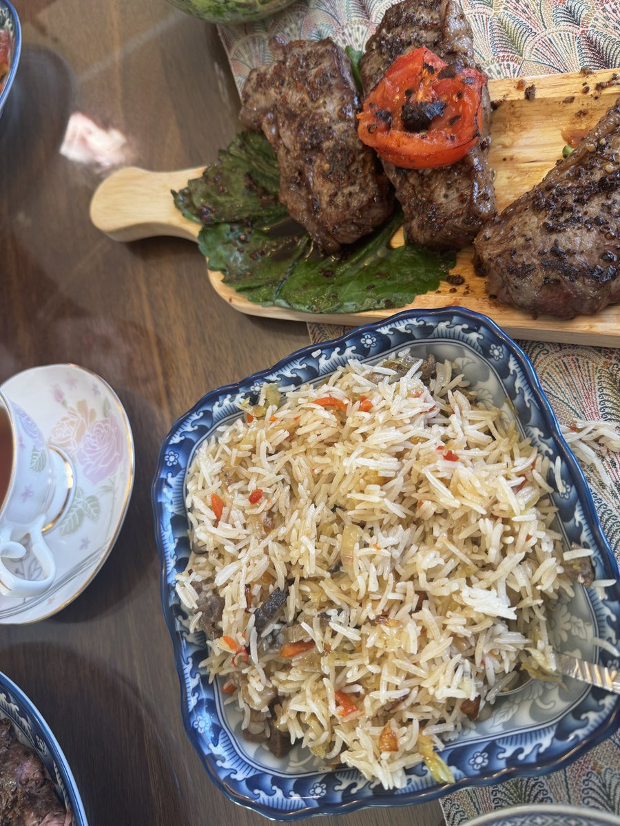 2 хүүхэд Канадад сурч ажиллаад, хоолны ширээний ард хамт суулгүй уджээ. Гэр бүлээрээ хооллох бас жаргал шүү 🥰❤️