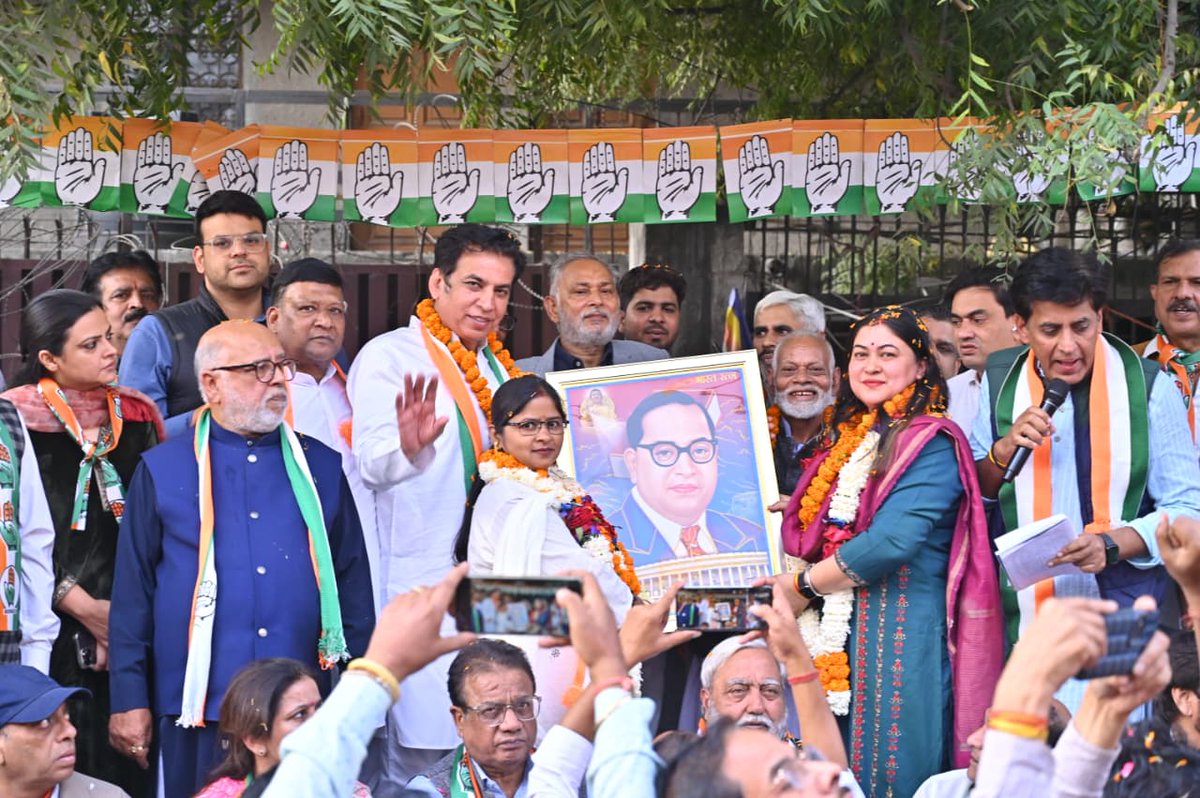 अशोक विहार में हाथ बदलेगा हालात ✋

आज एमसीडी उपचुनाव में अशोक विहार वार्ड नंबर 65 से कांग्रेस प्रत्याशी विशाखा रानी जी के चुनाव कार्यालय का उद्घाटन किया।

भाजपा और AAP के झूठ और खोखले वादों से निराश दिल्ली की जनता का एकमात्र विश्वास कांग्रेस है।

एमसीडी उपचुनाव के सभी 12 वार्ड