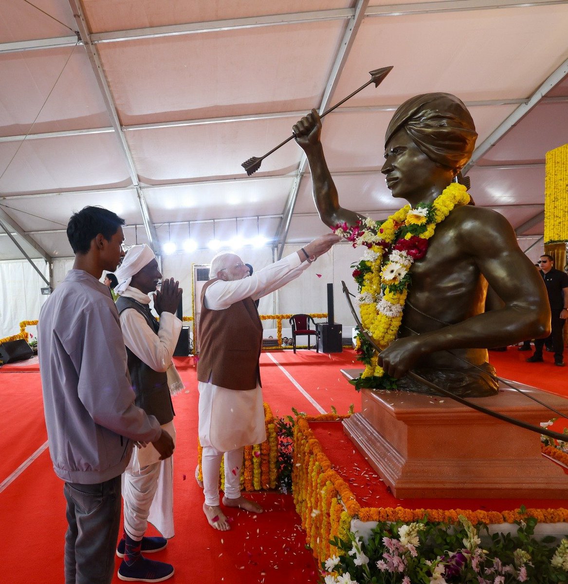 Bhupendrapbjp's tweet image. આદિવાસી જનનાયકને વંદન.
આદિવાસી અસ્મિતાને નમન. 

#JanJatiyaGauravDiwas 
#BhagwanBirsaMunda150