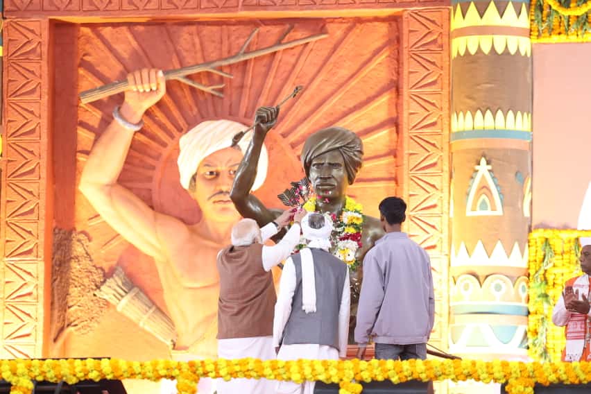 Bhupendrapbjp's tweet image. આદિવાસી જનનાયકને વંદન.
આદિવાસી અસ્મિતાને નમન. 

#JanJatiyaGauravDiwas 
#BhagwanBirsaMunda150