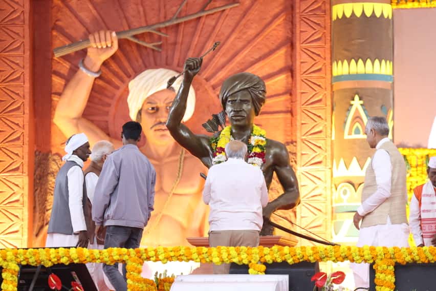 Bhupendrapbjp's tweet image. આદિવાસી જનનાયકને વંદન.
આદિવાસી અસ્મિતાને નમન. 

#JanJatiyaGauravDiwas 
#BhagwanBirsaMunda150