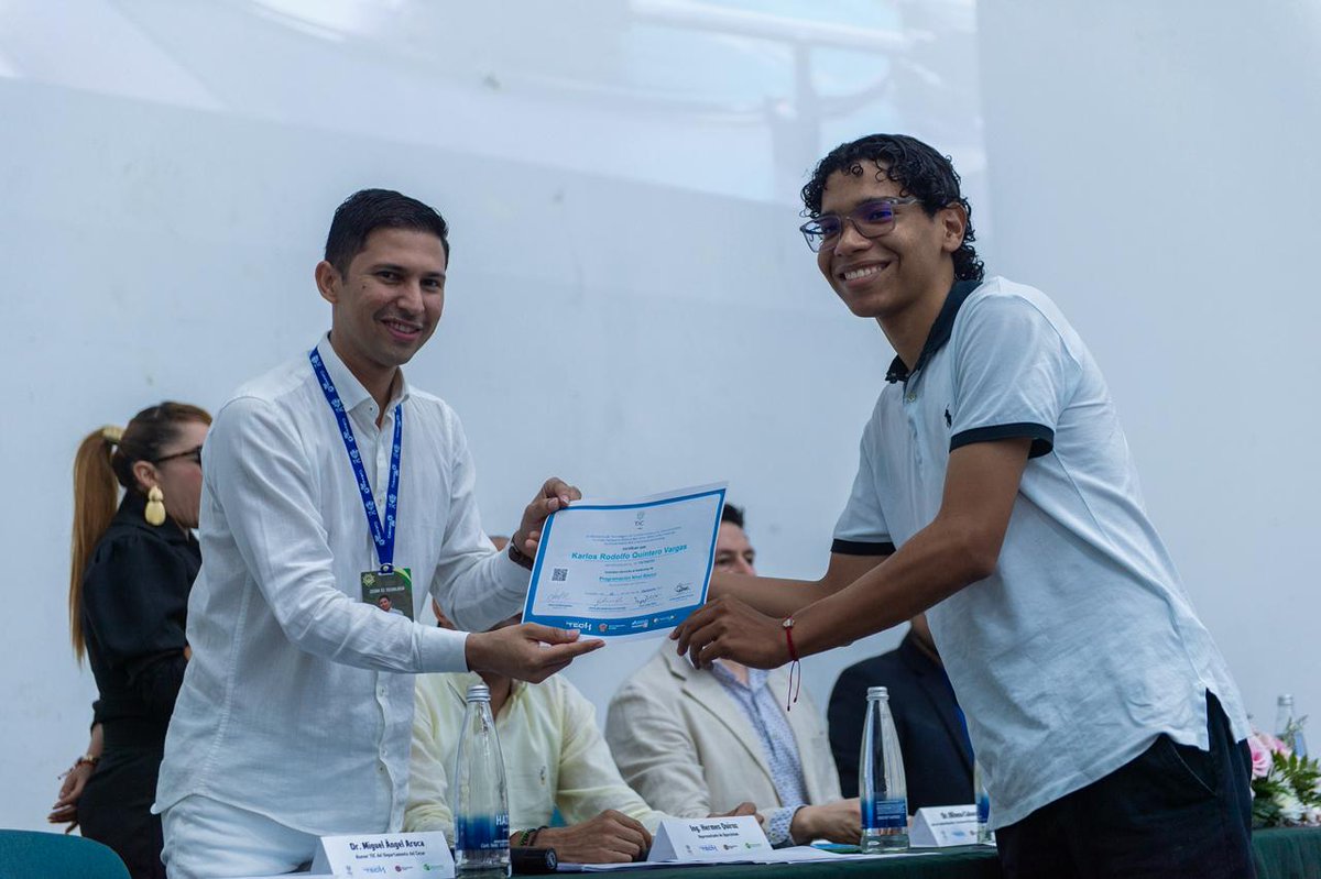 ¡El Cesar acelera su marcha hacia la era digital! 🚀

1️⃣4️⃣6️⃣ campistas culminaron con éxito su formación en analítica de datos, programación, inteligencia artificial y blockchain, tras 2 meses y medio de un entrenamiento intensivo de 180 horas. Su graduación en el programa