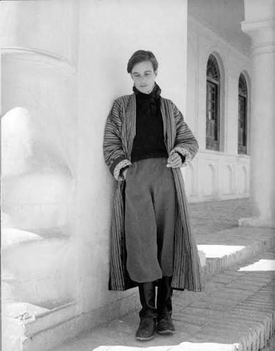 „Reisen ist Aufbrechen ohne Ziel, nur mit flüchtigem Blick umfängt man ein Dorf und ein Tal, und was man am meisten liebt, liebt man schon mit dem Schmerz des Abschieds."

Annemarie Schwarzenbach 
geboren am 23. Mai 1908 in Zürich