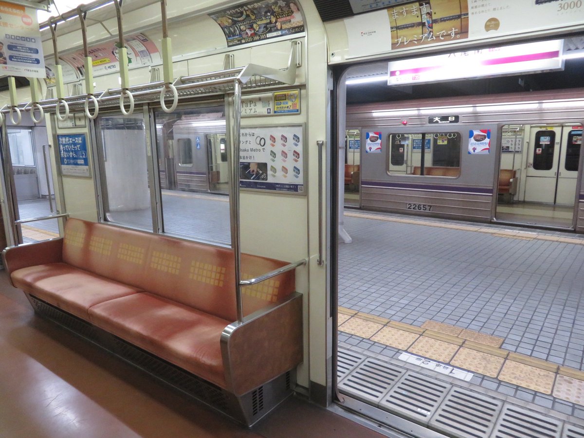 大阪メトロ谷町線八尾南駅で22系未更新車の22657Fをパシャり。 ドア横