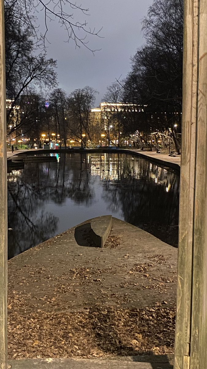 cosmokonst's tweet image. Вчера сидел вот тут, на Андроновском пруду, смотрел на красиво умирающий мир, и думал, что надо искать любимые места. 

А то если сидеть дома, они не появятся.