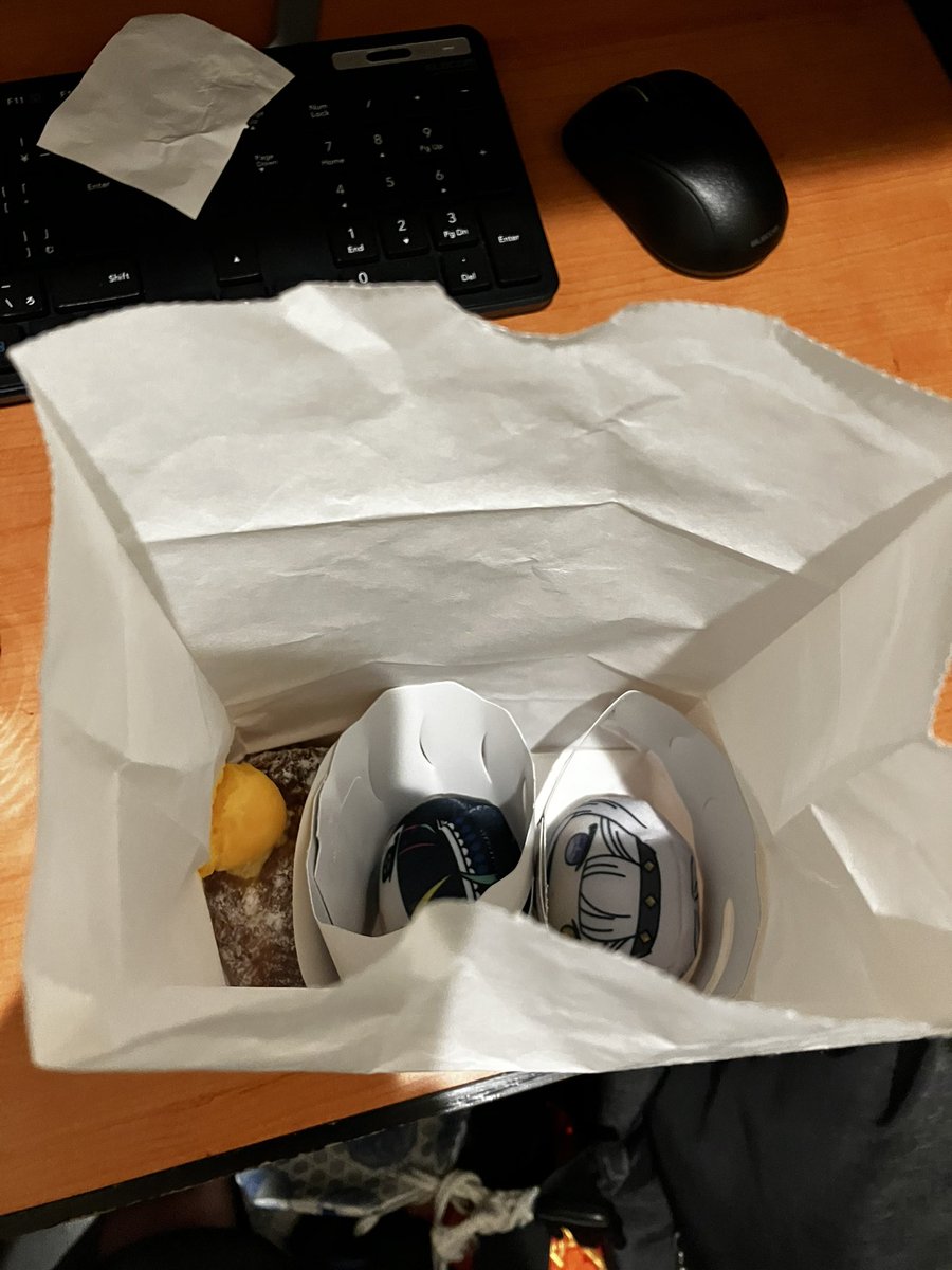 青森のアップルパイ食べて、横浜中華街に移動11/6
文鳥占いしてもろてダイエット決意。
あいむどーなつ買ったらなんか混ざってた。
 #ろんたび