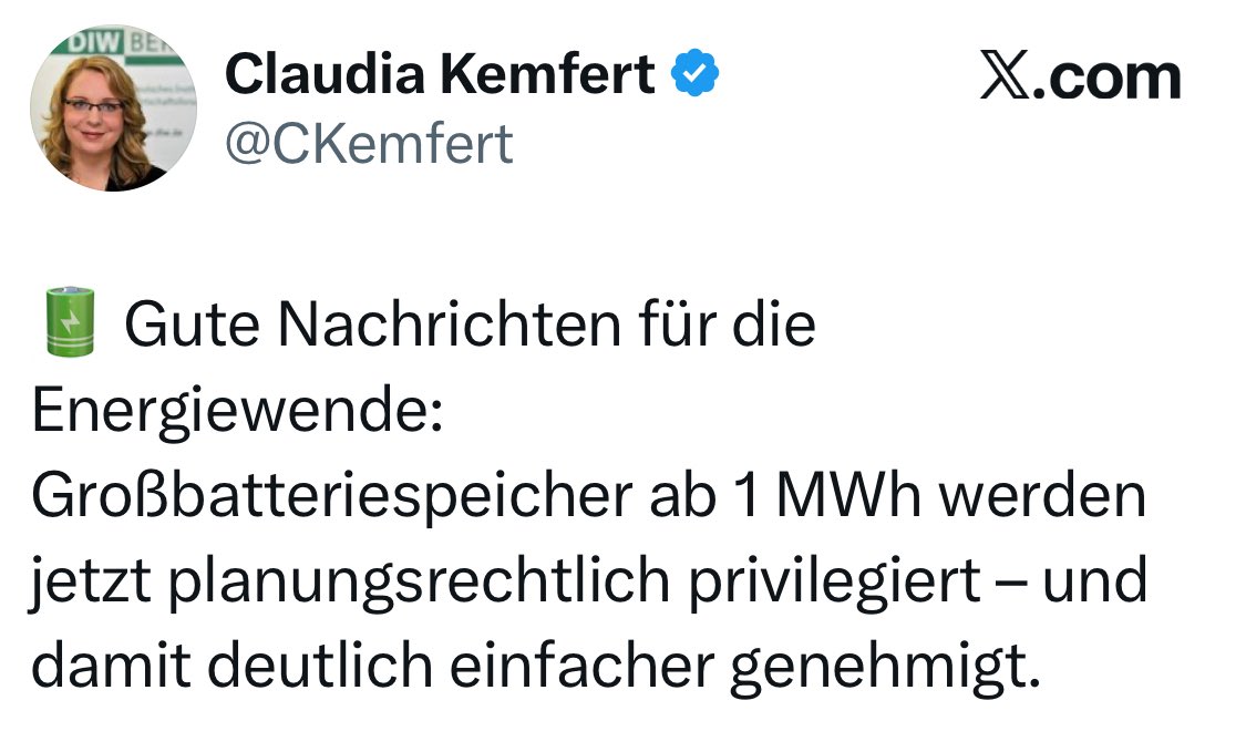 Claudia Speichernochundnöcher <a href="/CKemfert/">Claudia Kemfert</a> entdeckt gerade, dass diese Speicher erst privilegiert werden müssen, um gebaut werden zu können. Zur Erinnerung: ein AKW Typ Isar-2 produziert 1 MWh ganz ohne Speicher binnen 2,5 Sekunden.