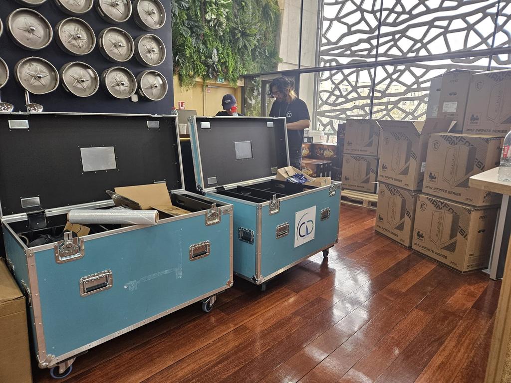 CID_ITgaming's tweet image. Nous sommes ravis d’accompagner le @SF4Humanity pour sa 2ᵉ édition 🎮✨

Nos missions :
✅ Installation des tables, sièges, PC, écrans et packs périphériques
- 32 PC
- 70 Ecrans
- 30 sièges
✅ Support technique tout le week-end pour les streamers
#StreamForHumanity #Gaming