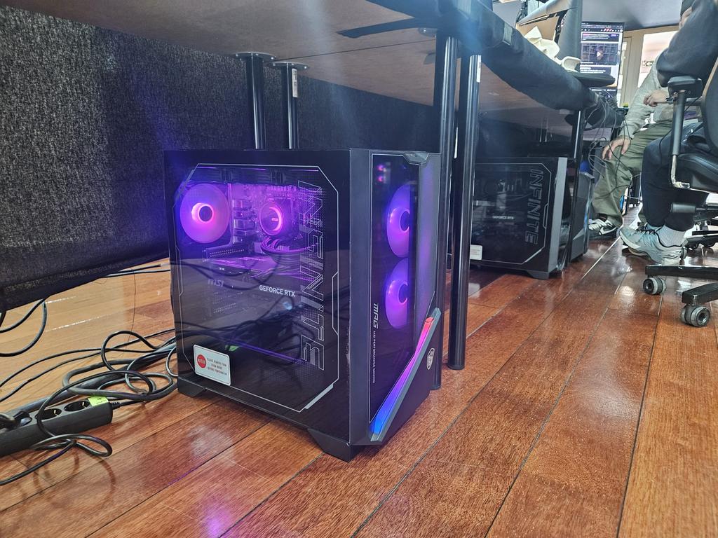 CID_ITgaming's tweet image. Nous sommes ravis d’accompagner le @SF4Humanity pour sa 2ᵉ édition 🎮✨

Nos missions :
✅ Installation des tables, sièges, PC, écrans et packs périphériques
- 32 PC
- 70 Ecrans
- 30 sièges
✅ Support technique tout le week-end pour les streamers
#StreamForHumanity #Gaming