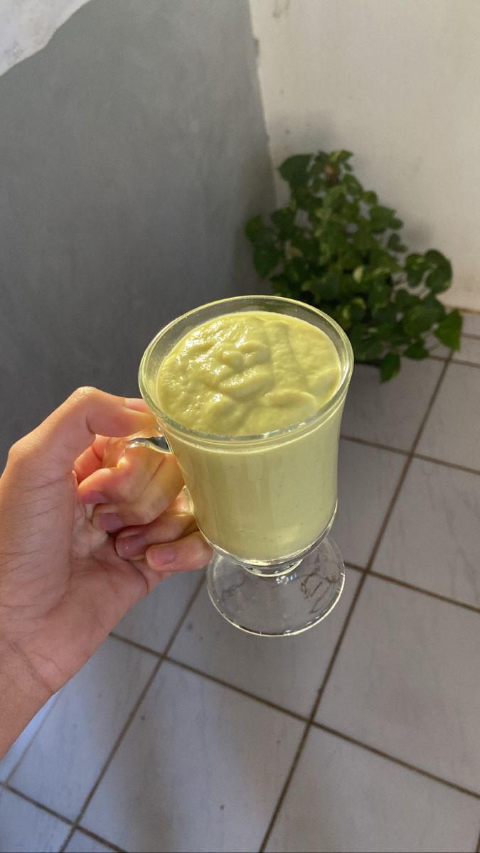 Viviifernande's tweet image. Quem inventou a vitamina de abacate merece um prêmio por proporcionar uma das melhores coisas já feitas para a humanidade! 🥑😋