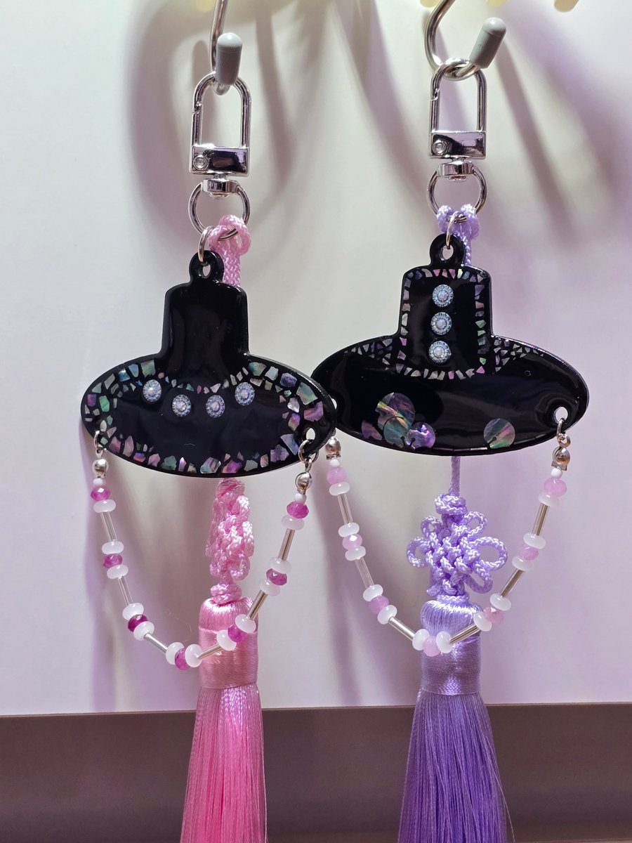 w0n_m00's tweet image. 🤍 RT추첨 + 판매 🤍
(추첨을 통해 원하는 자개 키링을 제작해드립니다.)

▫️케데헌 사자보이즈 로맨스, 미스터리 자개 키링(노리개 키링)
▫️각 15,000원
▫️본 글 RT + 본 글 팔로우 = 10% 할인