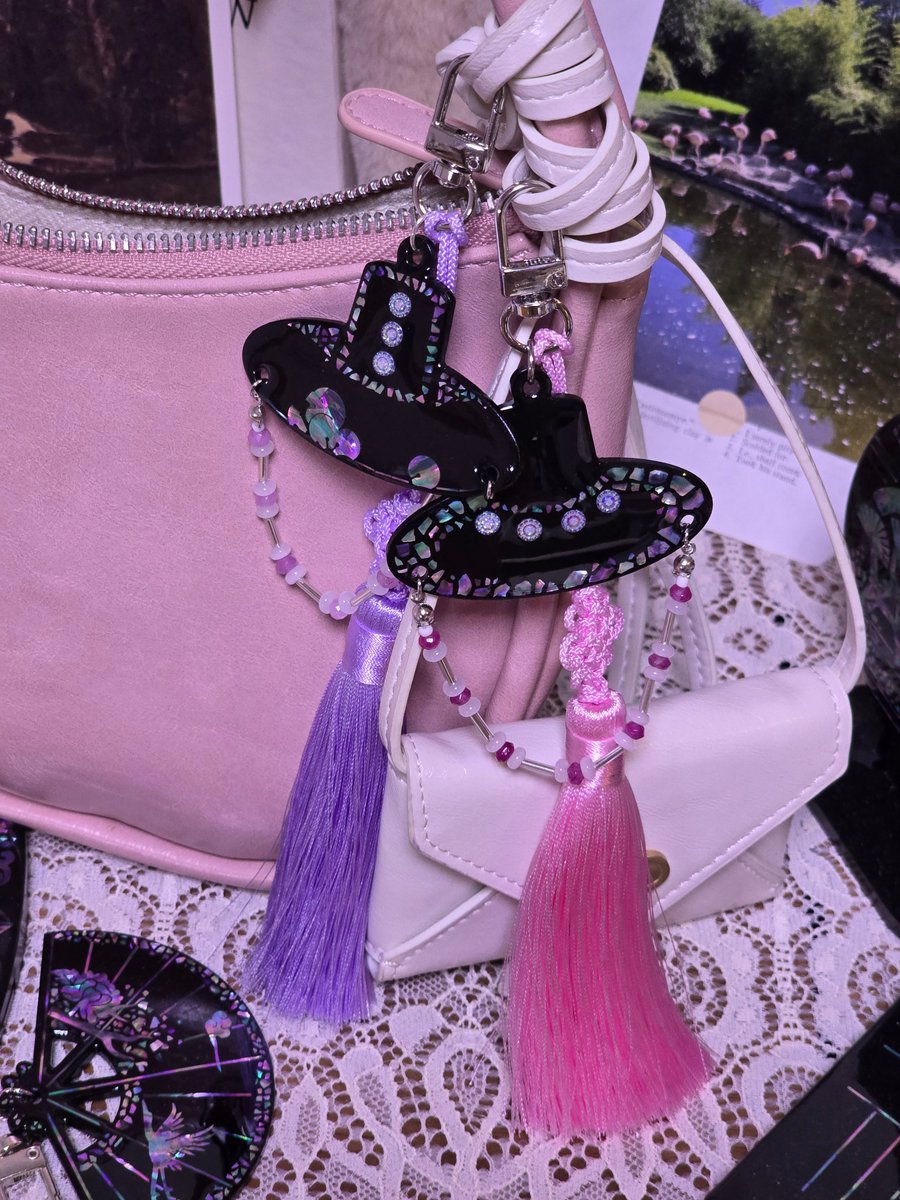 w0n_m00's tweet image. 🤍 RT추첨 + 판매 🤍
(추첨을 통해 원하는 자개 키링을 제작해드립니다.)

▫️케데헌 사자보이즈 로맨스, 미스터리 자개 키링(노리개 키링)
▫️각 15,000원
▫️본 글 RT + 본 글 팔로우 = 10% 할인