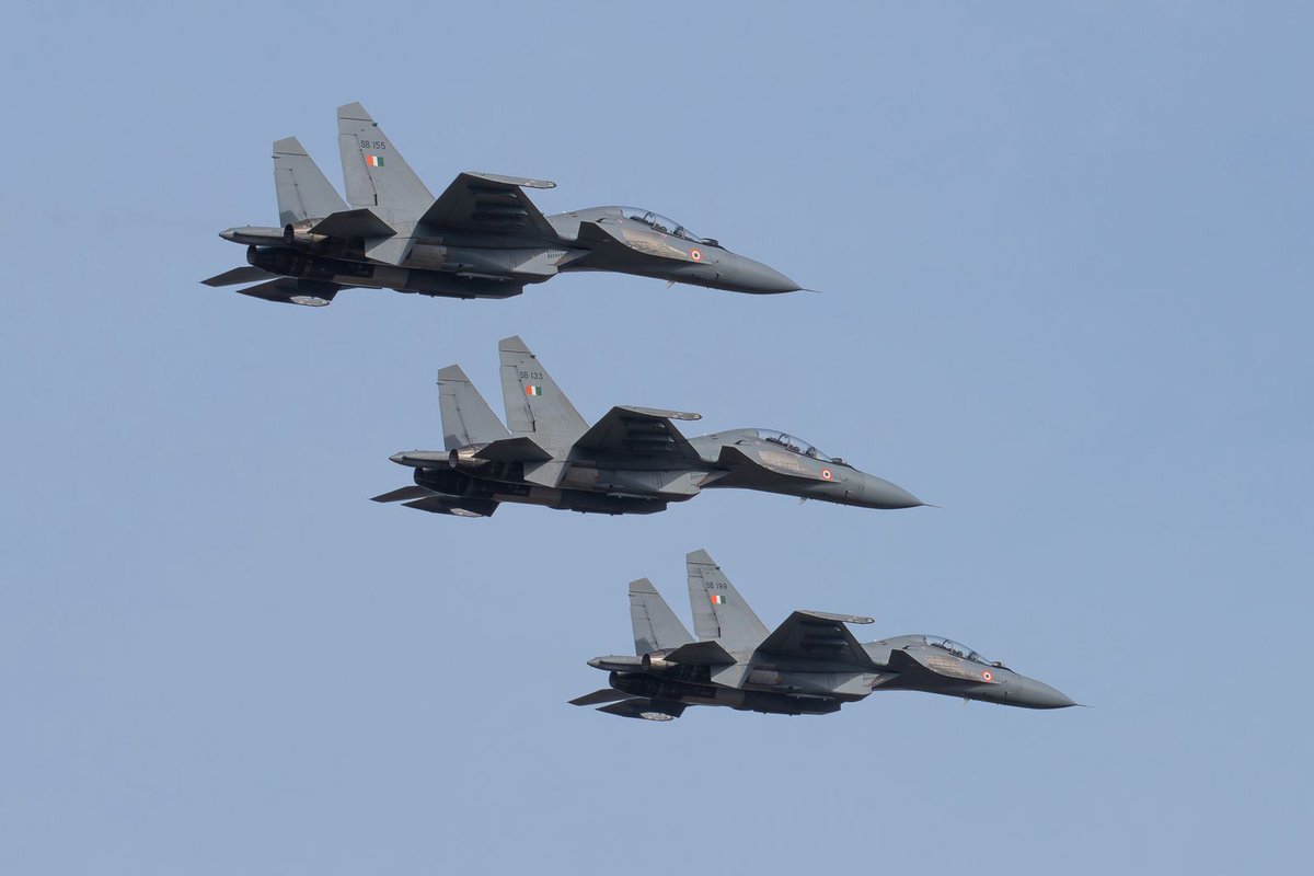 DefenceSahil's tweet image. India–France airpower synergy at its peak! 🇮🇳🇫🇷
IAF’s Su-30MKI roars over Mont-de-Marsan as Exercise #Garuda25 begins—high-intensity combat drills, deep-strike missions, network-centric ops and unmatched interoperability.
A new chapter in Indo-French air dominance. ✈️🔥