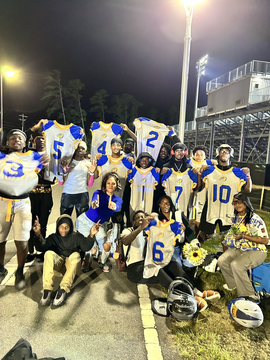 lordknowzDJ's tweet photo. I can’t believe it but, last night was my final game as a Beach Bulldog, I thank all of my coaches for believing in me and giving me an opportunity to better myself and my teammates and to better the program. I love you guys #5out #bulldawg4ever @8timestatechamp @Beach_Athletics https://t.co/JN5YY2yANZ