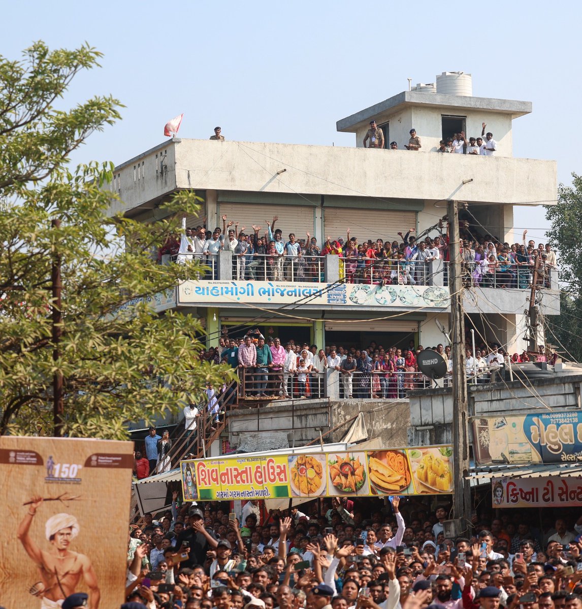 BJP4Gujarat's tweet image. નમો-નમોના નાદ સાથે ગુંજ્યું નર્મદા.... 

માનનીય પ્રધાનમંત્રી શ્રી @narendramodi જીએ ડેડીયાપાડાના નાગરિકોનું અભિવાદન ઝીલ્યું. 

#JanjatiyaGauravDiwas