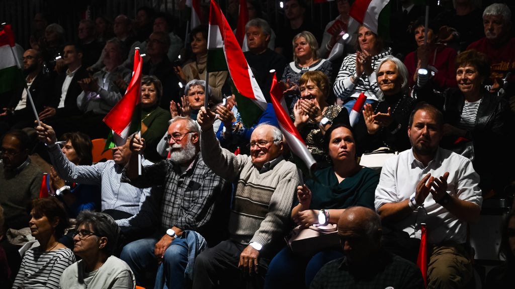 Friss kép a Digitális harcosainkról 😂🥹

Csupa megvezetett nyugdíjas, akik idős korukat azzal töltik, hogy "harcolnak" az interneten számukra idegen emberekkel. Aztán ugyanezek vannak felháborodva, ha nem kapják meg azt a tiszteletet, amit szerintük megérdemelnek.