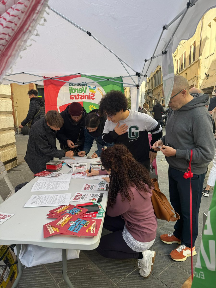 Non più di 20 per classe - Facciamo spazio a un'istruzione di qualità
#Foligno  #Scuola #Avs 

Firma anche tu la proposta di legge di Avs 👇🏻👇🏻👇🏻

firmereferendum.giustizia.it/referendum/ope…