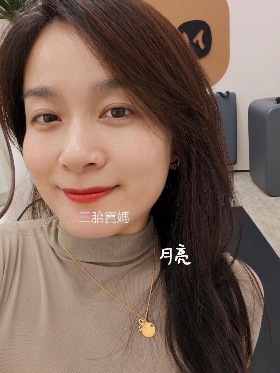 有人說：「單親媽媽很辛苦」
我笑笑了說 我早就知道也有體會到了
不僅僅體驗到了 還體驗了三次   因為我有三個可愛寶寶
但再苦的日子 只要小孩一句「媽媽我愛你」生活就會變甜 
我也不是超人 只是學會如何變堅強的女生 
#人生不重來 #生活還在繼續 #加油自己
#月亮媽媽